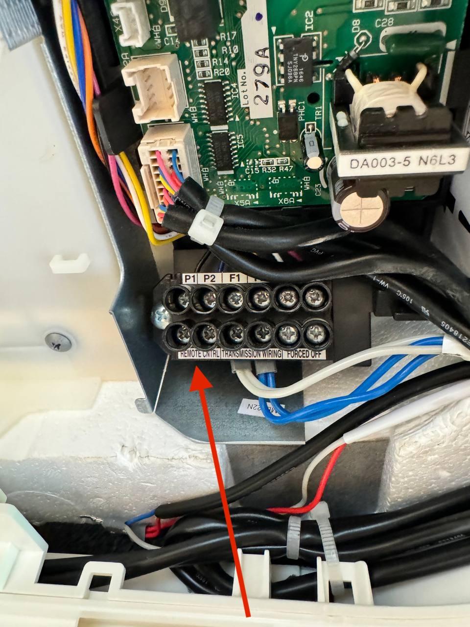 Connector example P1 P2 for connecting a gateway to the DAIKIN air conditioner