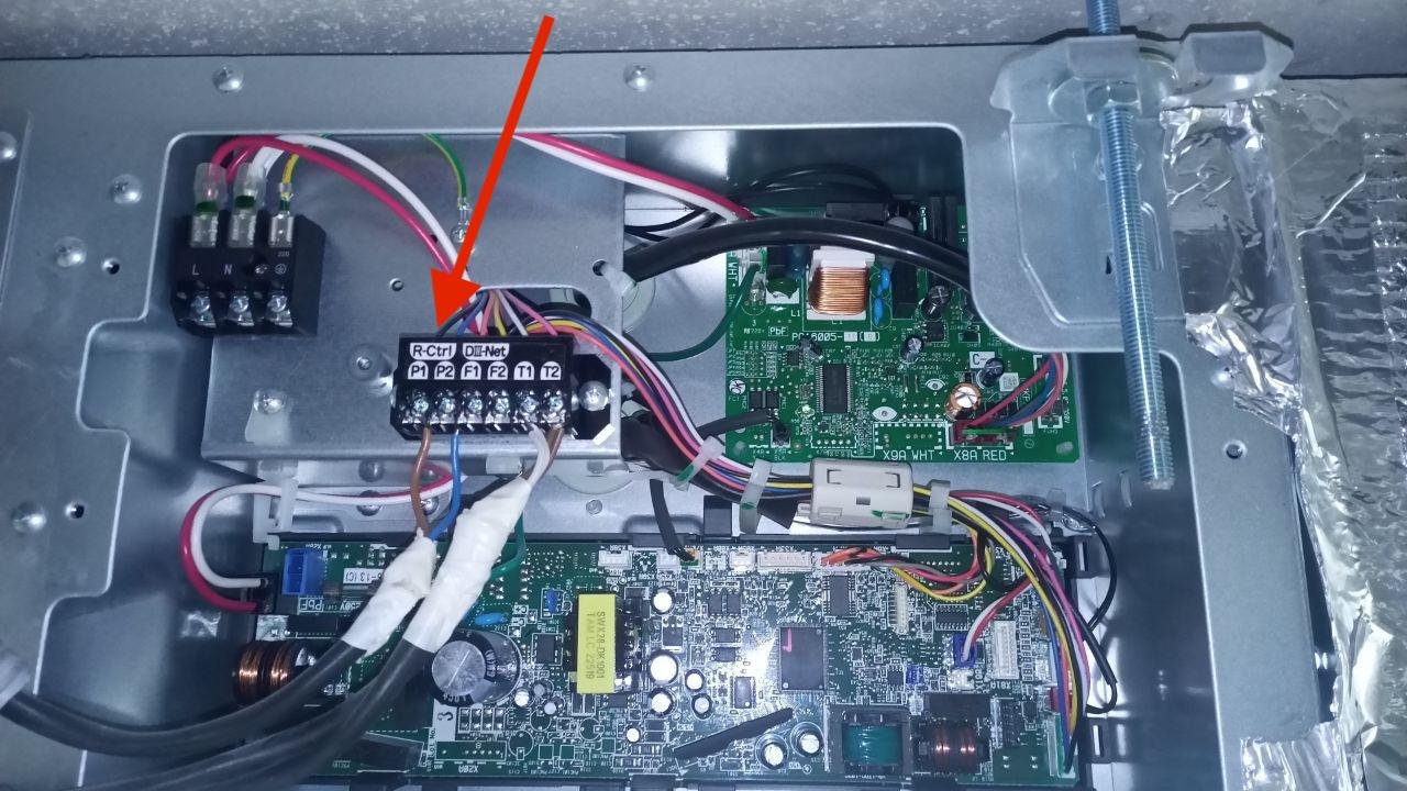 Connector example P1 P2 for connecting a gateway to the DAIKIN air conditioner
