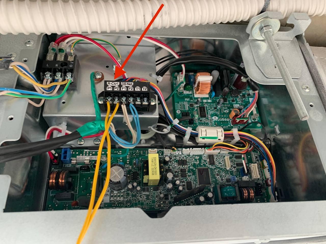 Connector example P1 P2 for connecting a gateway to the DAIKIN air conditioner