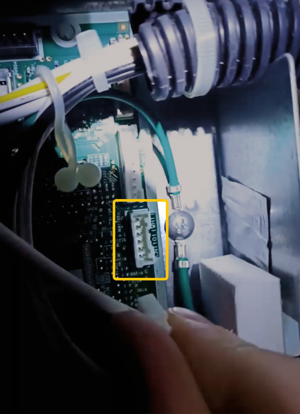 Connector example CN1101 for connecting a gateway to the HITACHI air conditioner