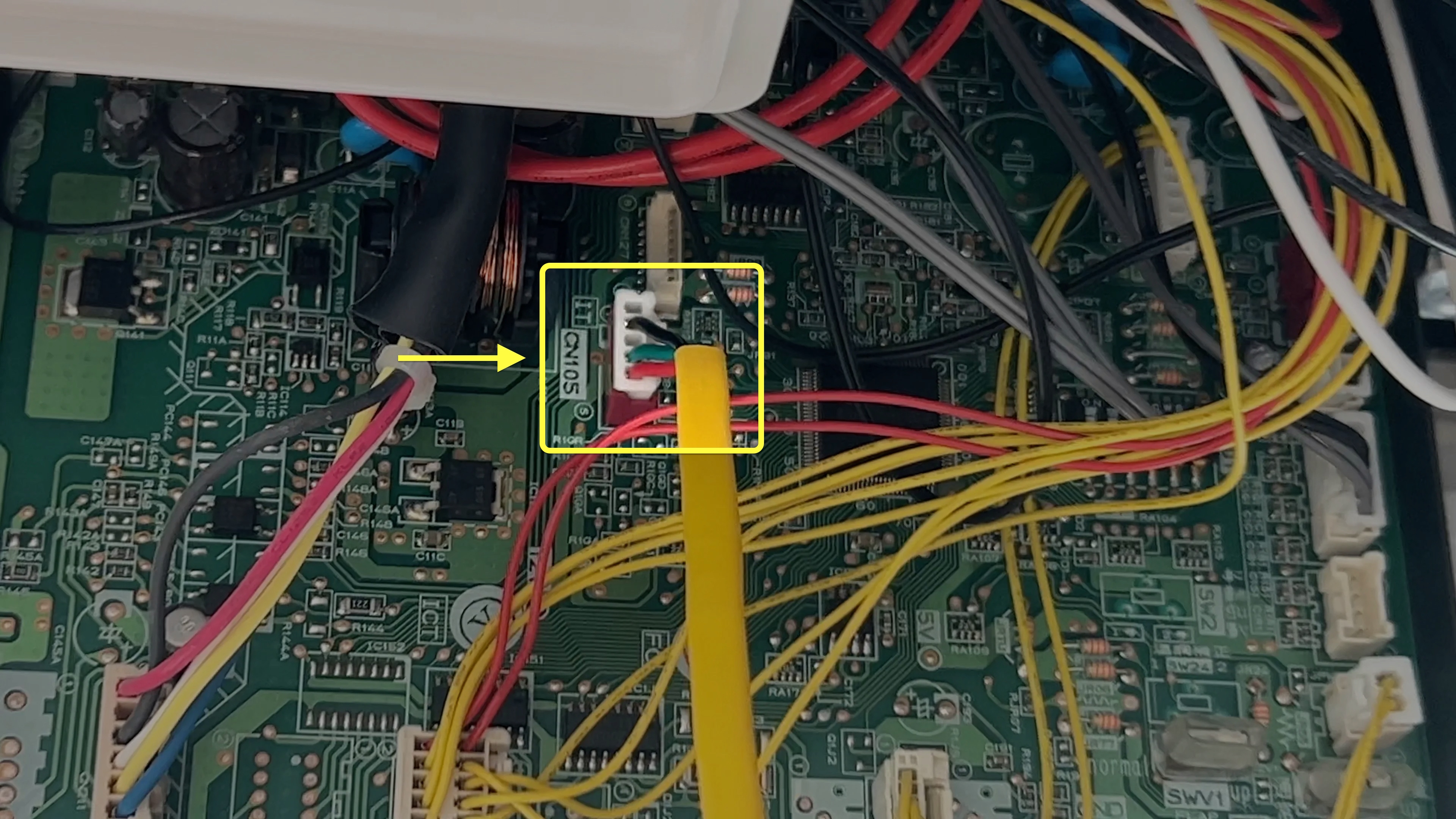 Connector example CN105 for connecting a gateway to the Mitsubishi Electric air conditioner