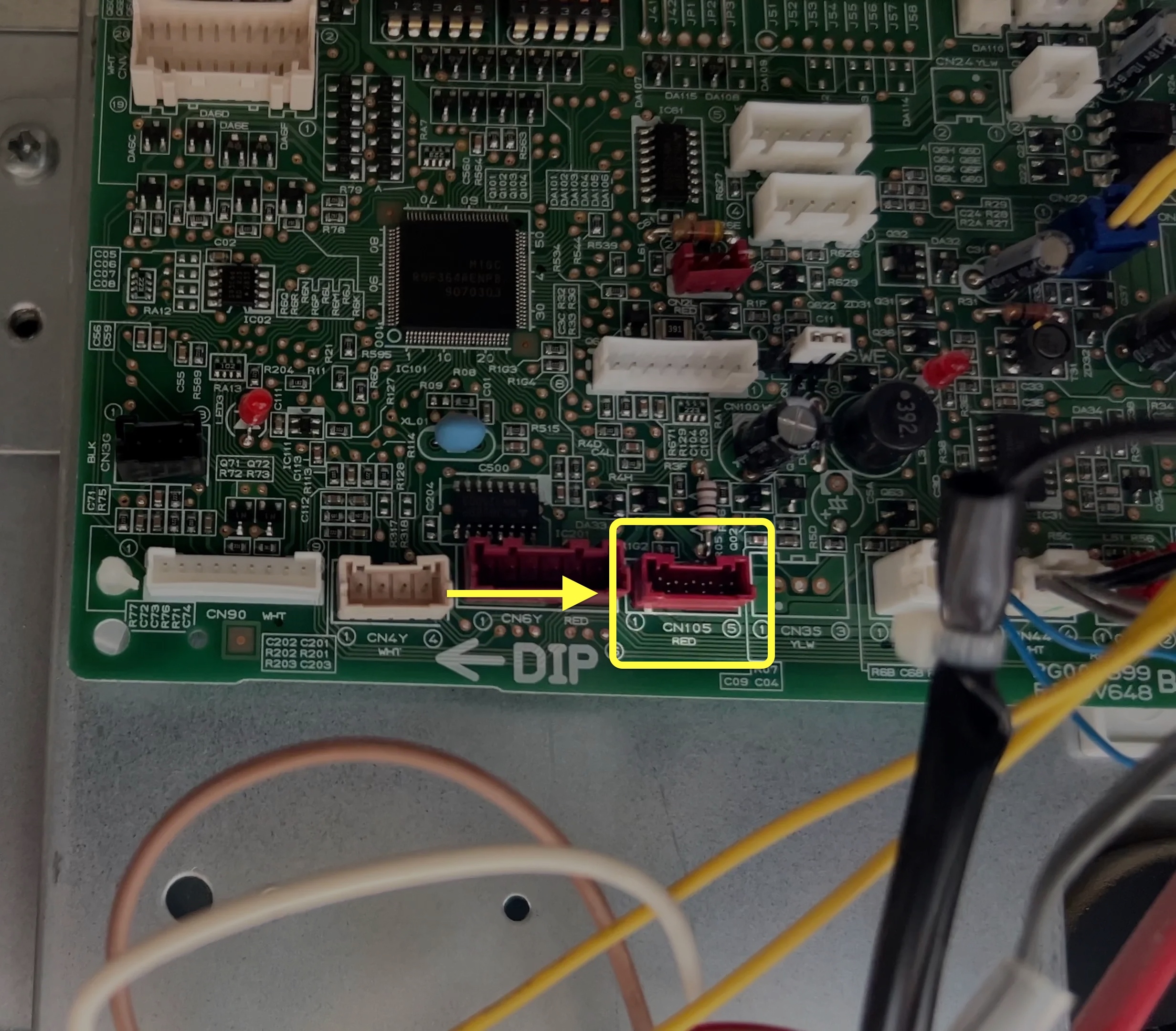 Connector example CN105 for connecting a gateway to the Mitsubishi Electric air conditioner