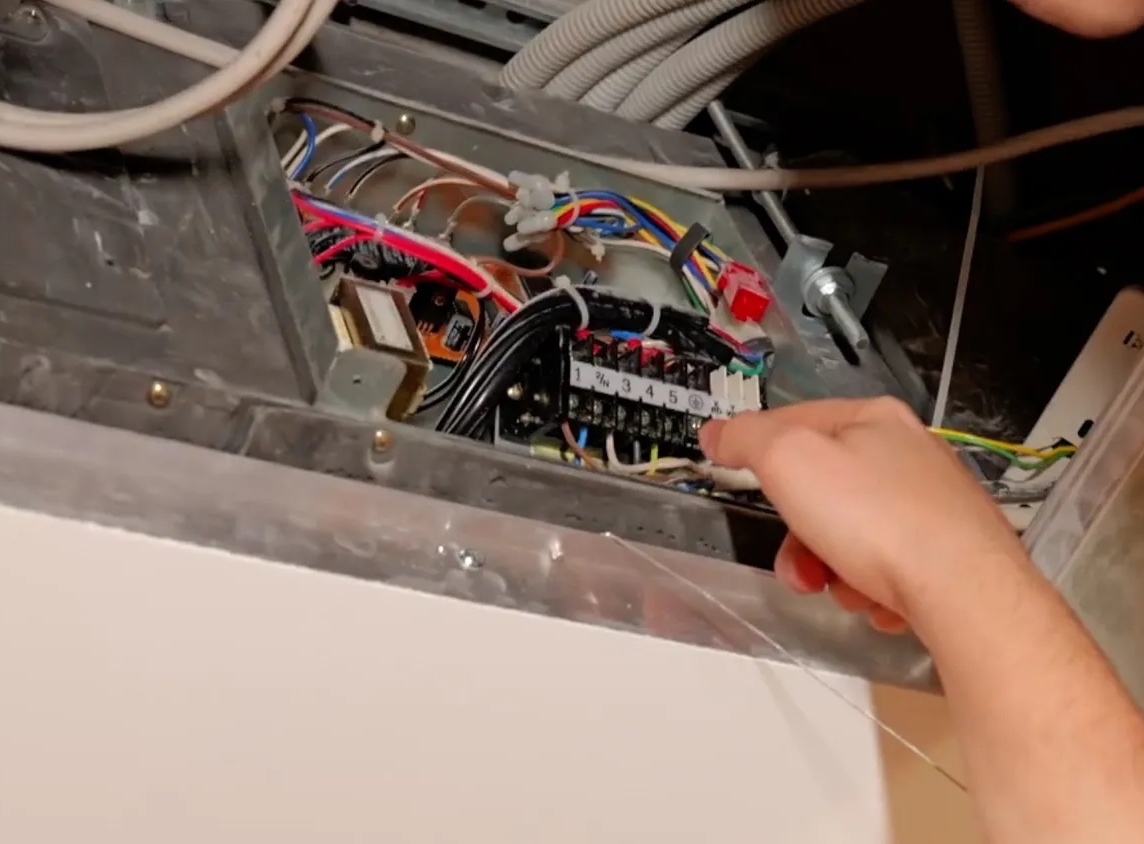 Connector example XYZ for connecting a gateway to the Mitsubishi Heavy air conditioner