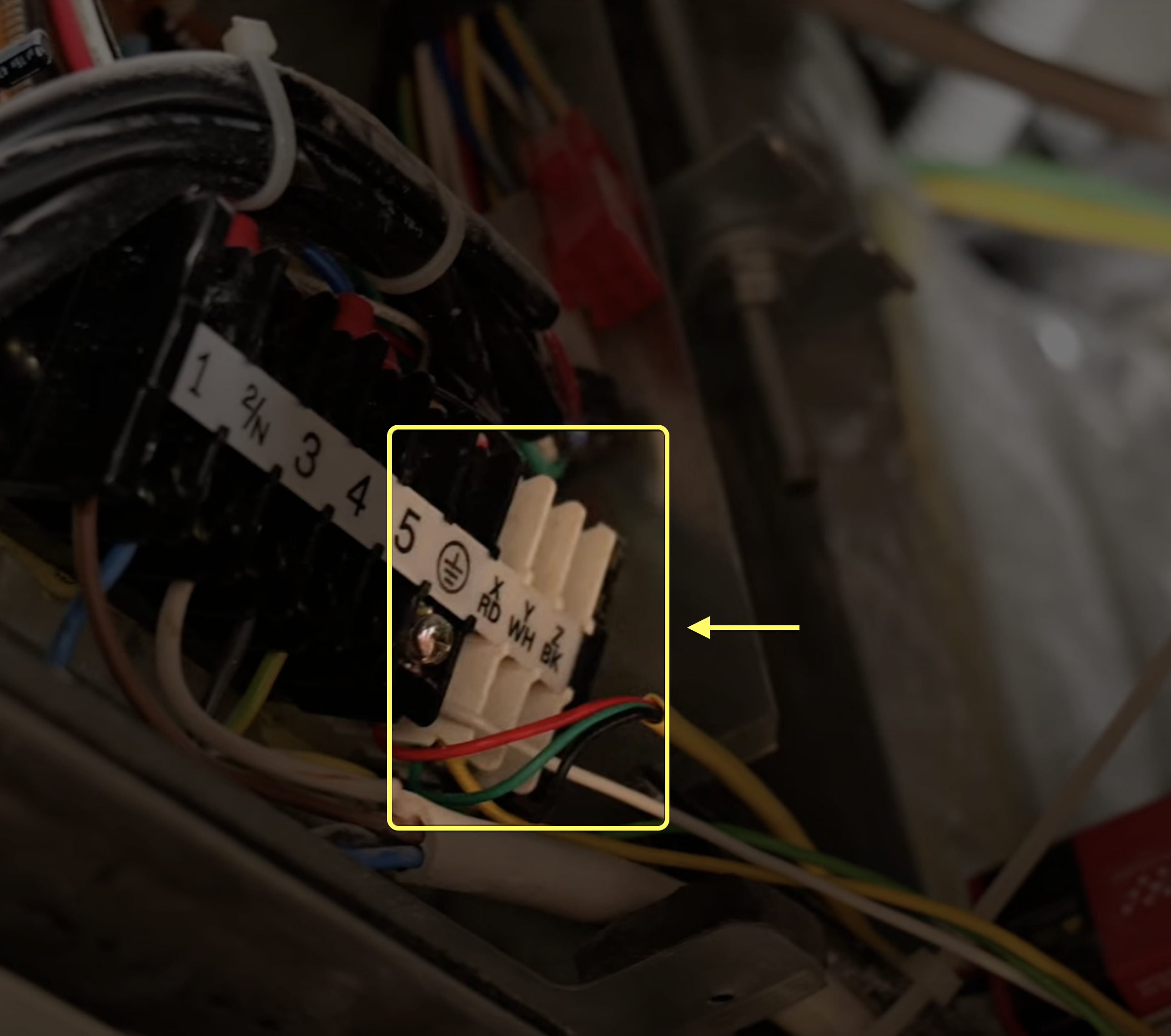 Connector example XYZ for connecting a gateway to the Mitsubishi Heavy air conditioner