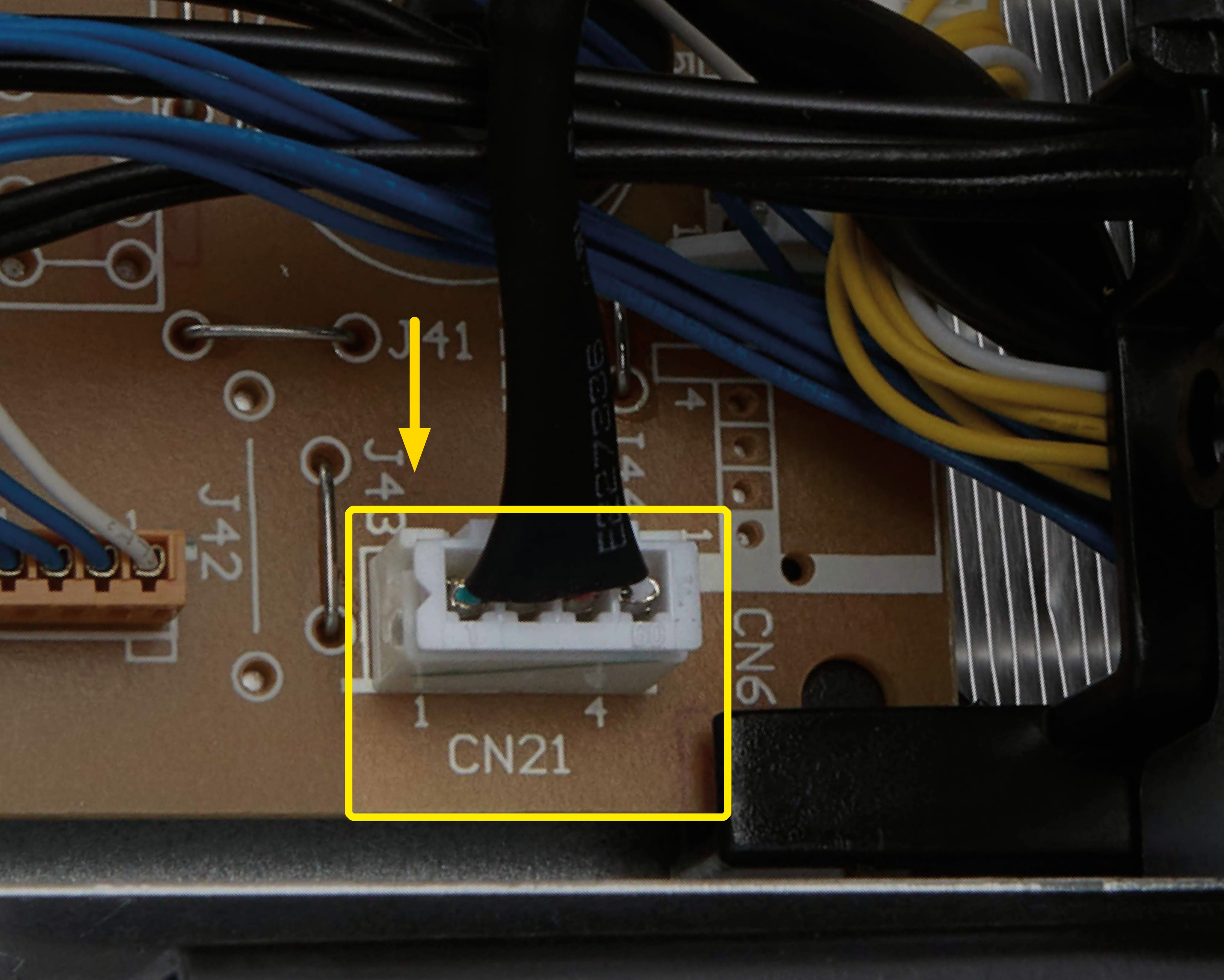 Connector example CN21 for connecting a gateway to the Toshiba air conditioner